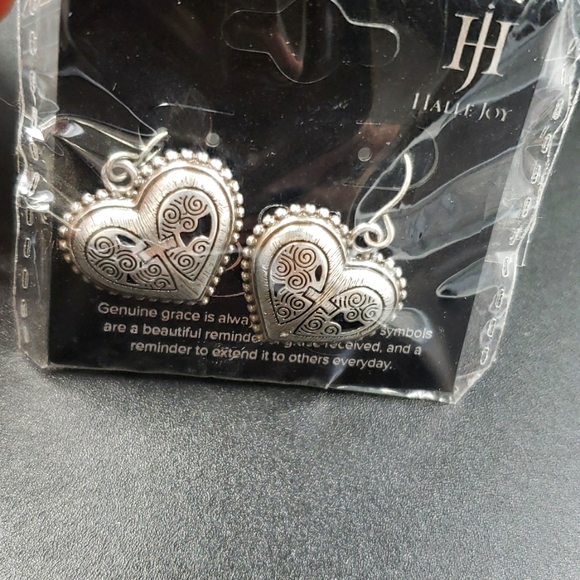 #Grace Heart Earrings - Picture 2 of 3